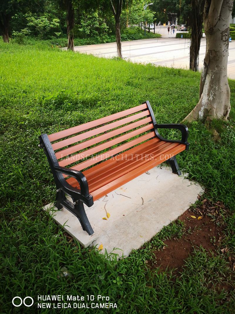 How do Park Benches improve the experience of tourists?(pic1)