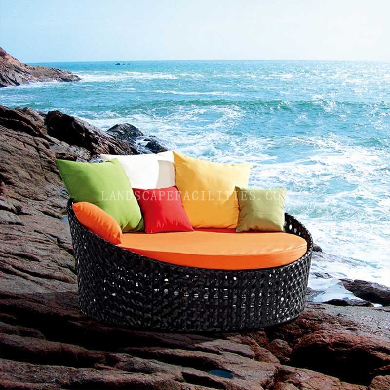 How to design an outdoor chair with low irritation?(pic1)