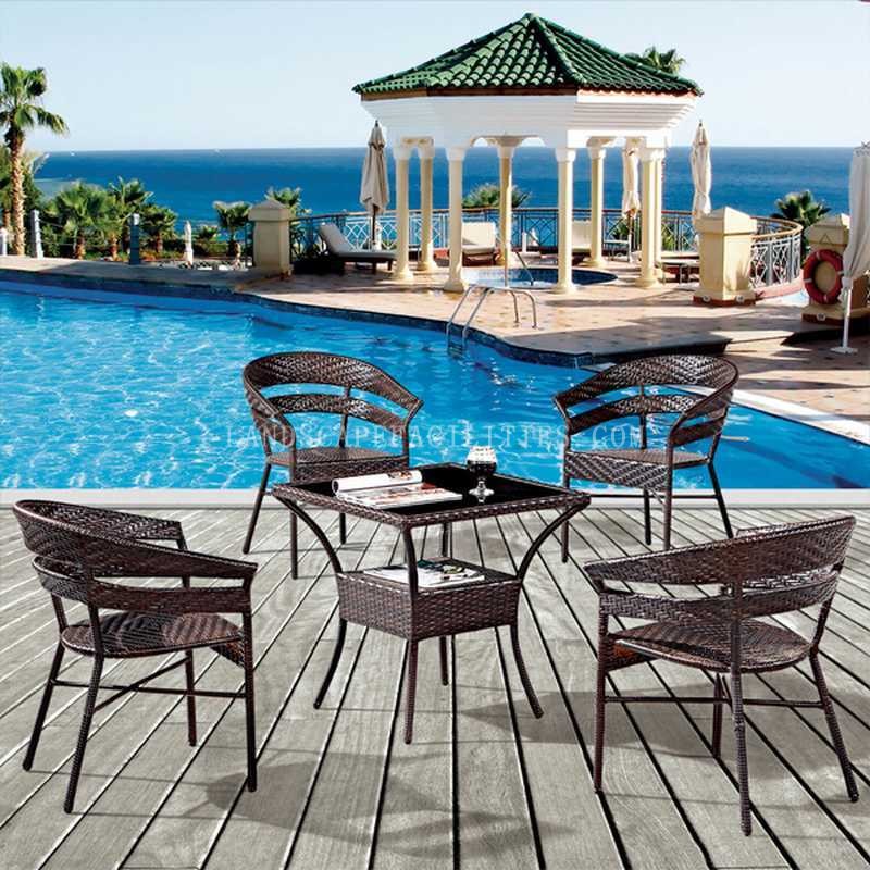 How do Outdoor Bar stools accommodate different seating positions?(pic1)