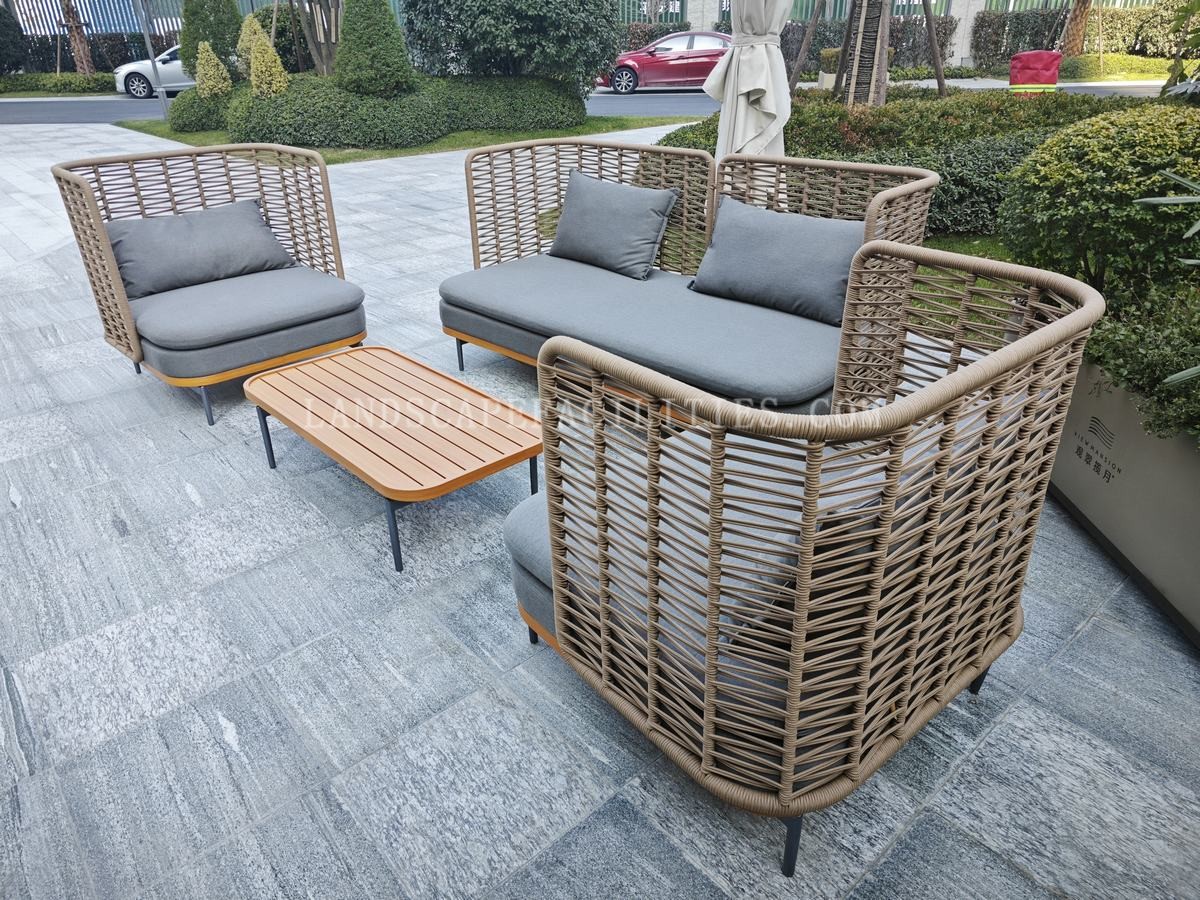 How to accessorize stainless steel outdoor furniture with plants?(pic1)