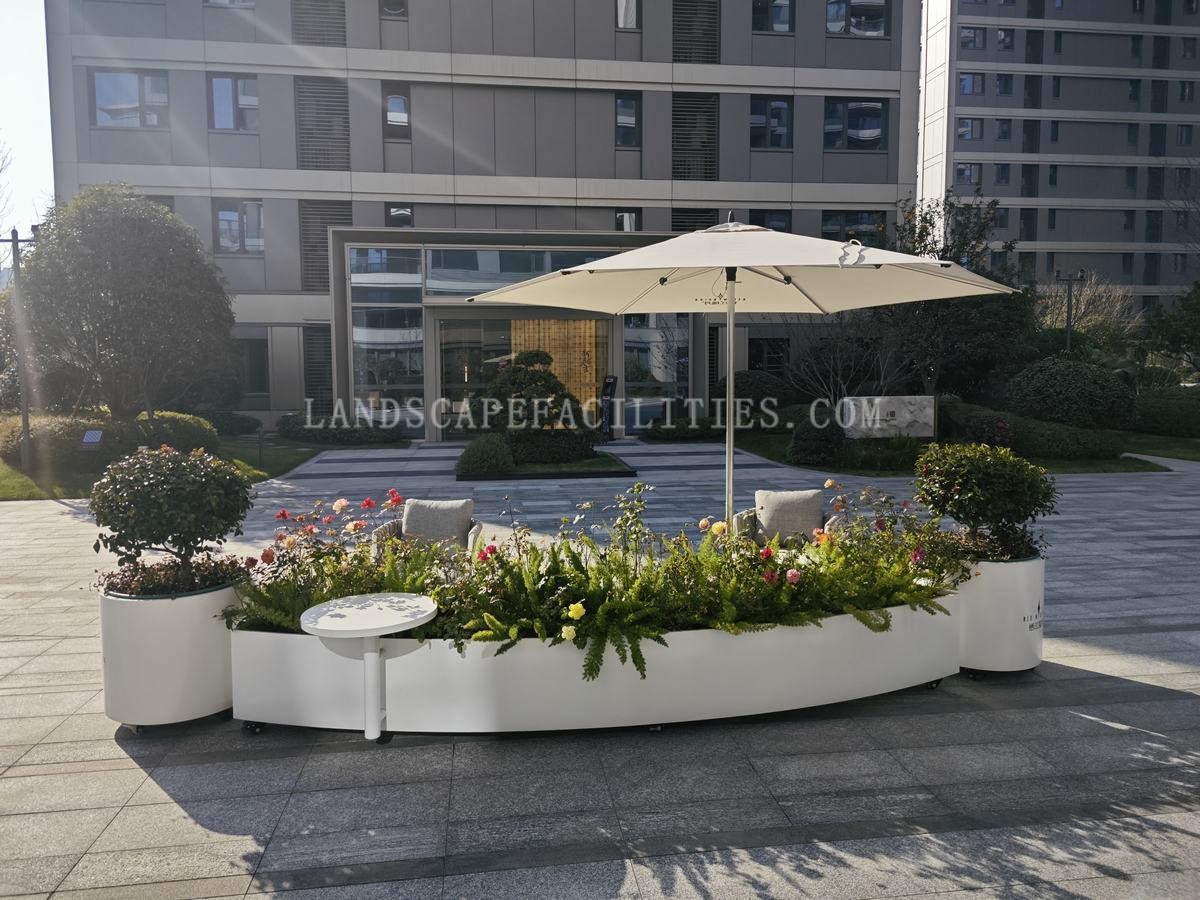 How do I create a flower box for a restaurant patio?(pic1)