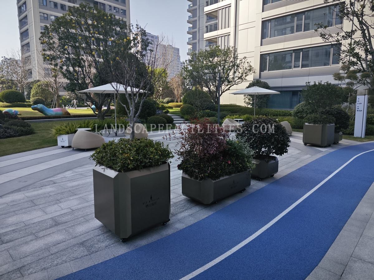 What design features make Plant Boxes durable in outdoor environments?(pic1)