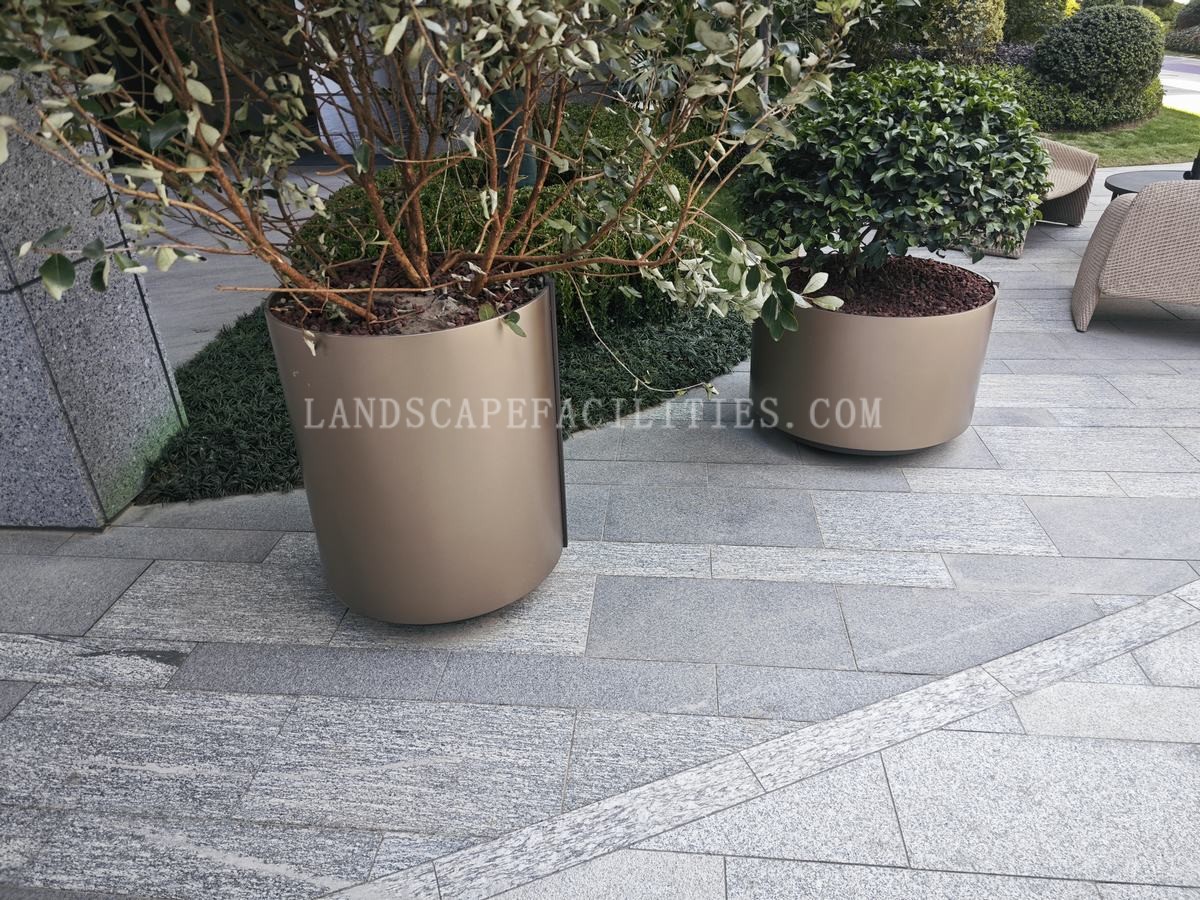 How do I use flower boxes to enhance a hotel garden?(pic1)