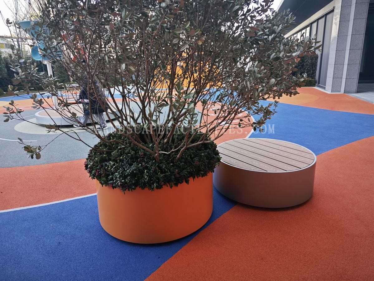 What are the applications of plastic flower boxes in gardens?(pic1)