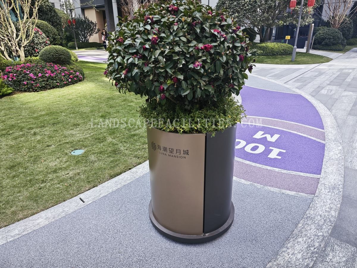 Are there smart Plant Boxes with integrated technology?(pic1)