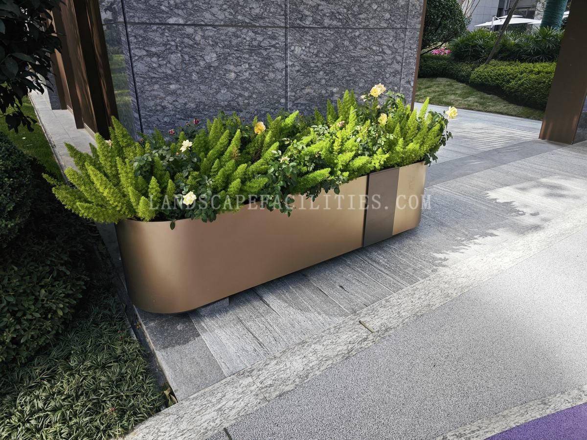 How do Stainless Steel Planting Boxes prevent soil erosion or spillage?(pic1)