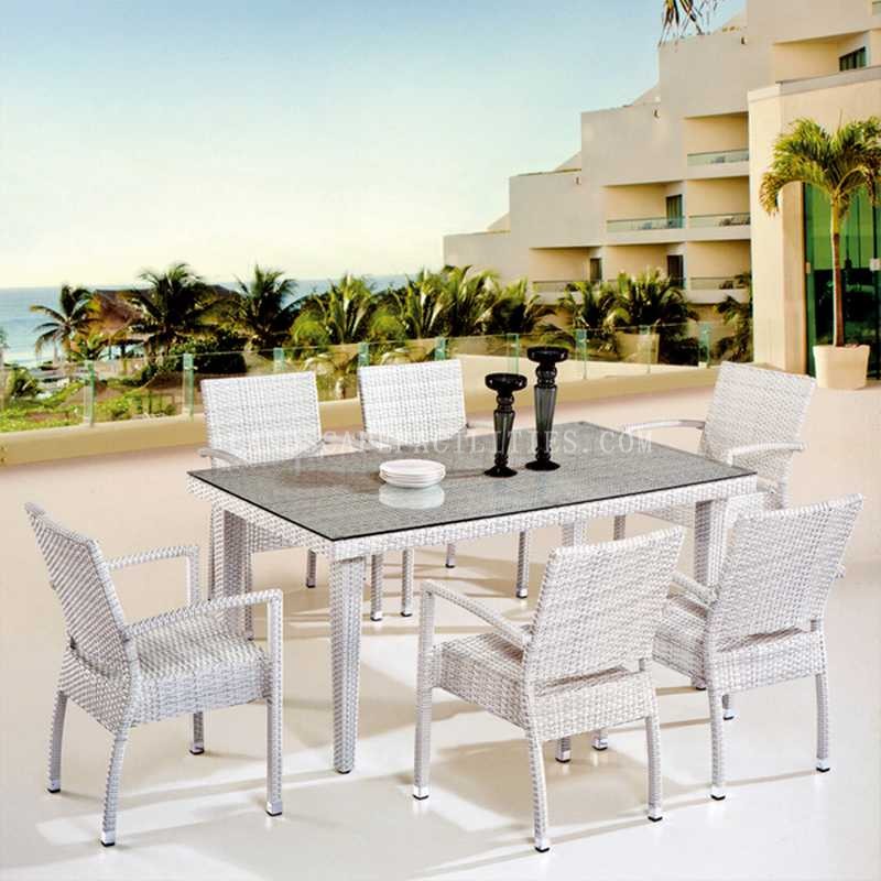 What materials are commonly used to build an Outdoor Round table?(pic1)